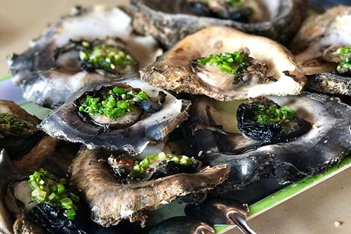 Hàu nướng mỡ hành Vốn được biết tới như một món ăn sang trọng nhưng hàu đá ở Nam Du sẽ khiến bạn bất ngờ bởi giá cả phải chăng, cùng cách ngư dân đánh bắt. Nếu có dịp may mắn đi theo và quan sát, bạn sẽ thấy người dân đợi lúc thủy triều xuống, bồi khô chân những tảng đá ven bờ rồi đốt lửa đến lúc vỏ hàu bật ra. Hàu có thể ăn sống hoặc nướng mỡ hành đều ngon, không thể thiếu chén muối tiêu chanh ăn kèm. Ảnh: Dano. Hàu nướng mỡ hành Vốn được biết tới như một món ăn sang trọng nhưng hàu đá ở Nam Du sẽ khiến bạn bất ngờ bởi giá cả phải chăng, cùng cách ngư dân đánh bắt. Nếu có dịp may mắn đi theo và quan sát, bạn sẽ thấy người dân đợi lúc thủy triều xuống, bồi khô chân những tảng đá ven bờ rồi đốt lửa đến lúc vỏ hàu bật ra. Hàu có thể ăn sống hoặc nướng mỡ hành đều ngon, không thể thiếu chén muối tiêu chanh ăn kèm. Ảnh: Dano.