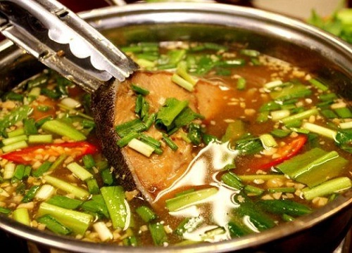 Lẩu cá bớp Đây là một đặc sản mà du khách sẽ bắt gặp nhiều trong các thực đơn ở đảo. Thịt cá bớp có vị ngọt tự nhiên, không bở. Nước lẩu đọng lại vị chua thanh, hơi ngọt cùng cá bớp tạo nên vị đặc trưng của món ăn. Lẩu cá bợp thường ăn với bún kèm theo các loại rau sống và nước mắm nguyên chất mới đúng điệu. Món này dùng vào buổi trưa hay tối đều rất hợp lý. Ảnh: Hai Vinh Nguyen. Lẩu cá bớp Đây là một đặc sản mà du khách sẽ bắt gặp nhiều trong các thực đơn ở đảo. Thịt cá bớp có vị ngọt tự nhiên, không bở. Nước lẩu đọng lại vị chua thanh, hơi ngọt cùng cá bớp tạo nên vị đặc trưng của món ăn. Lẩu cá bợp thường ăn với bún kèm theo các loại rau sống và nước mắm nguyên chất mới đúng điệu. Món này dùng vào buổi trưa hay tối đều rất hợp lý. Ảnh: Hai Vinh Nguyen.