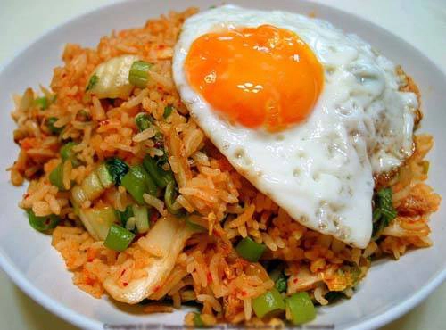 Cơm chiên Nasi Goreng khá phong phú về màu sắc của hạt cơm.