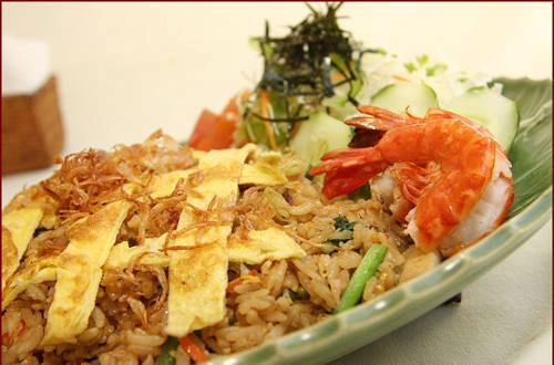 Cơm chiên Nasi Goreng khá phong phú về màu sắc của hạt cơm.