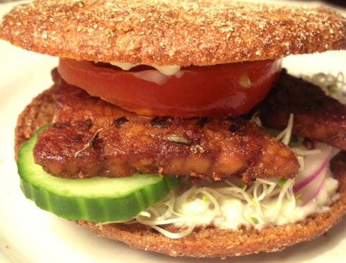 Người bán còn biến tấu thành tempeh burgers để phù hợp với khẩu vị của du khách.