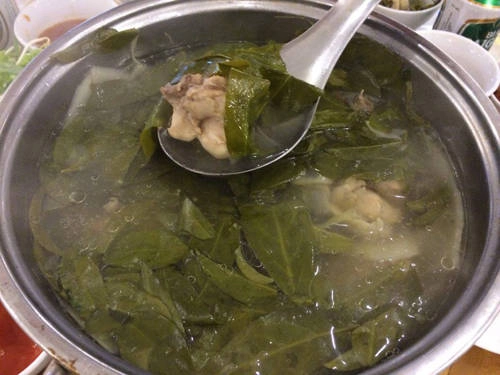 Lẩu gà lá dít: Lá dít được coi là đặc sản Phú Yên, bởi chỉ mọc ở một số vùng nhất định và có vị chua đặc trưng. Nhờ đó, khi nấu với các loại hải sản và gà, chim, lá dít góp phần tạo vị thanh mát, rất dễ ăn, nhất là trong tiết trời nóng bức. Lẩu gà lá dít hợp nhất là ăn thêm cùng bún. Chỉ cần chan nước lẩu, thêm vài lá dít và miếng thịt gà mềm tơi, bạn sẽ có một bữa ăn ngon. Lẩu gà lá dít: Lá dít được coi là đặc sản Phú Yên, bởi chỉ mọc ở một số vùng nhất định và có vị chua đặc trưng. Nhờ đó, khi nấu với các loại hải sản và gà, chim, lá dít góp phần tạo vị thanh mát, rất dễ ăn, nhất là trong tiết trời nóng bức. Lẩu gà lá dít hợp nhất là ăn thêm cùng bún. Chỉ cần chan nước lẩu, thêm vài lá dít và miếng thịt gà mềm tơi, bạn sẽ có một bữa ăn ngon.