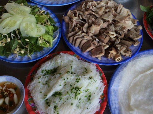 Bánh hỏi lòng heo: Có nhiều cách ăn kèm bánh hỏi nhưng lòng heo là sự kết hợp tạo nên đặc trưng cho ẩm thực Phú Yên. Bánh hỏi tạo nên từ những sợi nhỏ, giống sợi bún, trên chan nước mỡ hành ngầy ngậy. Những con heo nhờ chỉ được cho ăn gạo và cám nên lòng trắng, thơm ngon. Món ăn sẽ mất đi hương vị nếu thiếu bát nước chấm gồm mắm, chanh, ớt và tỏi. Điều đặc biệt là nước chấm ở Phú Yên đều do du khách tự gia giảm, vị mặn của mắm không quá gắt và ớt là loại xanh, có vị cay vừa phải. Bánh hỏi lòng heo: Có nhiều cách ăn kèm bánh hỏi nhưng lòng heo là sự kết hợp tạo nên đặc trưng cho ẩm thực Phú Yên. Bánh hỏi tạo nên từ những sợi nhỏ, giống sợi bún, trên chan nước mỡ hành ngầy ngậy. Những con heo nhờ chỉ được cho ăn gạo và cám nên lòng trắng, thơm ngon. Món ăn sẽ mất đi hương vị nếu thiếu bát nước chấm gồm mắm, chanh, ớt và tỏi. Điều đặc biệt là nước chấm ở Phú Yên đều do du khách tự gia giảm, vị mặn của mắm không quá gắt và ớt là loại xanh, có vị cay vừa phải.