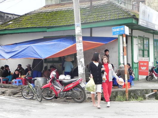 Quán bánh mì xíu mại góc ngã ba Trần Nhật Duật - Hoàng Diệu. Ảnh: Zing news. 