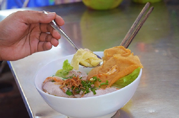Hoành thánh Món hoành thánh của người Hoa được biến tấu thành súp, chiên hoặc ăn kèm với mì. Quán nằm bên hông chợ, nổi tiếng với vị nước lèo ngọt thanh, miếng hoành thánh mềm. Tô hoành thánh còn có vài lát thịt heo, bánh tôm chiên giòn. Khi ăn, khách có thể nêm thêm chút chanh hoặc ớt để tăng thêm hương vị. Giá trung bình cho một phần là 30.000 đồng. Ảnh: Phong Vinh. Hoành thánh Món hoành thánh của người Hoa được biến tấu thành súp, chiên hoặc ăn kèm với mì. Quán nằm bên hông chợ, nổi tiếng với vị nước lèo ngọt thanh, miếng hoành thánh mềm. Tô hoành thánh còn có vài lát thịt heo, bánh tôm chiên giòn. Khi ăn, khách có thể nêm thêm chút chanh hoặc ớt để tăng thêm hương vị. Giá trung bình cho một phần là 30.000 đồng. Ảnh: Phong Vinh.