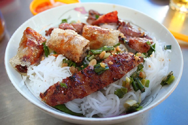 Bún thịt nướng Quán nhỏ nằm sát chợ, phía đường Nguyễn Hữu Cầu. Điểm mấu chốt làm nên "thương hiệu" của quán là thịt và nem được nướng vừa chín tới, mềm. Ngoài ra, nước mắm ở quán cũng có vị chua ngọt vừa phải, hơi sền sệt. Nếu thích ăn nhiều mỡ hành hay đậu phộng thì bạn có thể nói trước với chủ quán. Giá cho một tô từ 25.000 đồng. Ảnh: Huấn Phan. Bún thịt nướng Quán nhỏ nằm sát chợ, phía đường Nguyễn Hữu Cầu. Điểm mấu chốt làm nên "thương hiệu" của quán là thịt và nem được nướng vừa chín tới, mềm. Ngoài ra, nước mắm ở quán cũng có vị chua ngọt vừa phải, hơi sền sệt. Nếu thích ăn nhiều mỡ hành hay đậu phộng thì bạn có thể nói trước với chủ quán. Giá cho một tô từ 25.000 đồng. Ảnh: Huấn Phan.