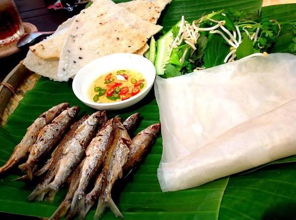 Cá mương cuốn bánh tráng: Những con cá mương nhỏ được chiên giòn rụm, đặt trong mẹt lót lá chuối, xương mềm và thơm phức, cuốn trong lớp bánh tráng nhúng nước, cho thêm chút giá tươi, rau, dưa leo… rồi chấm chút nước mắm là sẵn sàng thưởng thức. Cá ồ hấp cuốn bánh tráng cũng là món Phú Yên trứ danh. Món cá cuốn bánh tráng được bán ở quán đặc sản Phú Yên trên đường Lê Văn Sỹ, Đặng Văn Ngữ… với giá từ 70.000 đồng. Ảnh: Bánh Bèo Quơ. Cá mương cuốn bánh tráng: Những con cá mương nhỏ được chiên giòn rụm, đặt trong mẹt lót lá chuối, xương mềm và thơm phức, cuốn trong lớp bánh tráng nhúng nước, cho thêm chút giá tươi, rau, dưa leo… rồi chấm chút nước mắm là sẵn sàng thưởng thức. Cá ồ hấp cuốn bánh tráng cũng là món Phú Yên trứ danh. Món cá cuốn bánh tráng được bán ở quán đặc sản Phú Yên trên đường Lê Văn Sỹ, Đặng Văn Ngữ… với giá từ 70.000 đồng. Ảnh: Bánh Bèo Quơ.