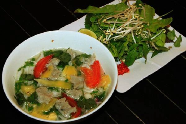 Bún cá thác lác: Bún cá thác lác gọi theo cách của người Phú Yên là bún cá sóc lác. Đây là món ăn sáng quen thuộc của dân bản địa, kết hợp giữa bún sợi nhỏ, nước dùng đậm đà, chả cá thác lác và các loại rau sống ăn kèm. Ở Sài Gòn, bạn có thể ghé Bánh Bèo Quơ, Phú Yên Quán đường Trường Sơn để thưởng thức với giá từ 25.000 đồng một tô. Ảnh: Huấn Phan. Bún cá thác lác: Bún cá thác lác gọi theo cách của người Phú Yên là bún cá sóc lác. Đây là món ăn sáng quen thuộc của dân bản địa, kết hợp giữa bún sợi nhỏ, nước dùng đậm đà, chả cá thác lác và các loại rau sống ăn kèm. Ở Sài Gòn, bạn có thể ghé Bánh Bèo Quơ, Phú Yên Quán đường Trường Sơn để thưởng thức với giá từ 25.000 đồng một tô. Ảnh: Huấn Phan.
