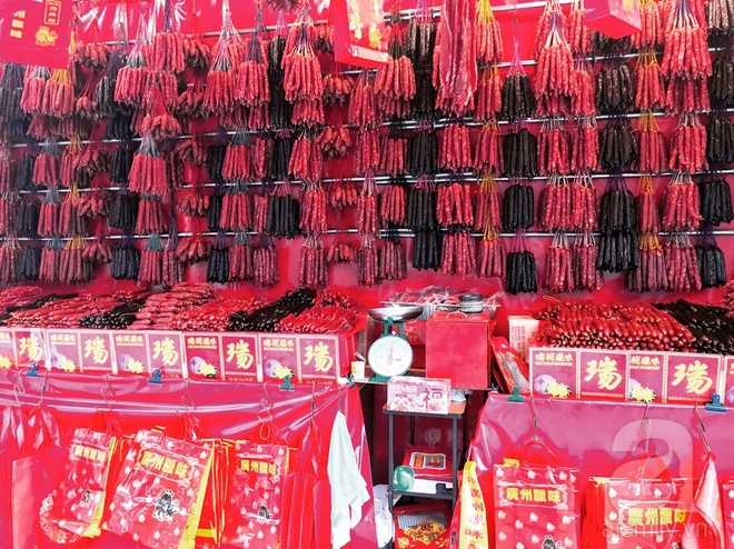 Lạp xưởng và các loại thịt ướp khô là đặc sản nổi tiếng của Singapore. (Ảnh H.T) Lạp xưởng và các loại thịt ướp khô là đặc sản nổi tiếng của Singapore. (Ảnh H.T)