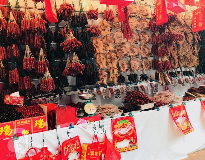 Một quầy bán lạp xưởng tại khu phố Tàu, Singapore. (Ảnh H.T) Một quầy bán lạp xưởng tại khu phố Tàu, Singapore. (Ảnh H.T)