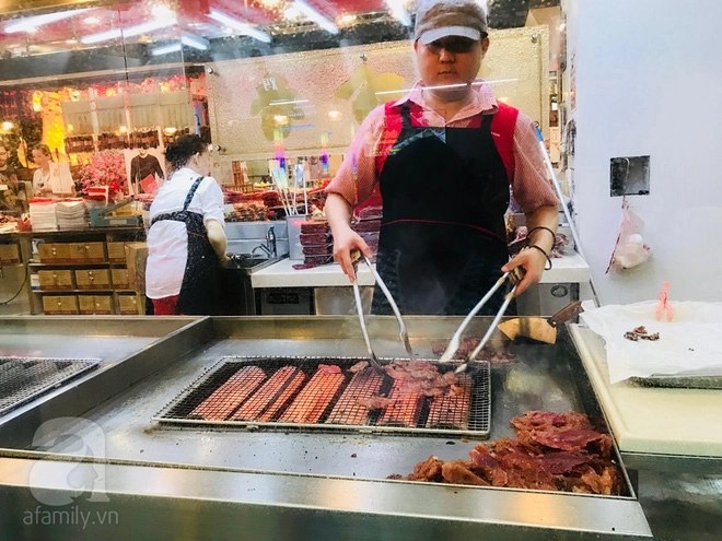 Một cửa hàng bán Bak Kwa tại Chinatown có bếp nướng ngay tại cửa hàng cho khách hàng tham quan. Một cửa hàng bán Bak Kwa tại Chinatown có bếp nướng ngay tại cửa hàng cho khách hàng tham quan.