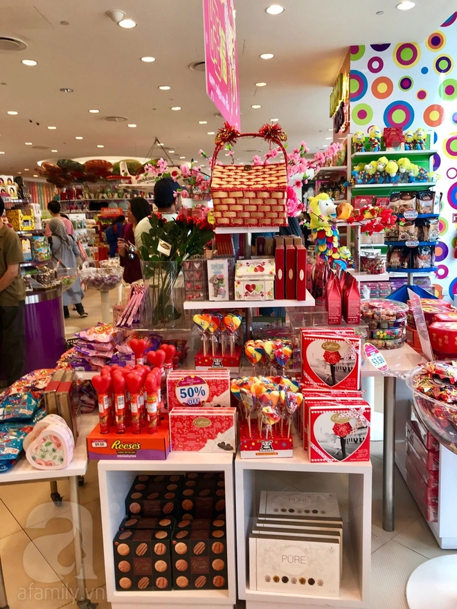 Candylicious là nơi tề tựu của hàng trăm loại kẹo bánh của đủ mọi nhãn hiệu. Candylicious là nơi tề tựu của hàng trăm loại kẹo bánh của đủ mọi nhãn hiệu.