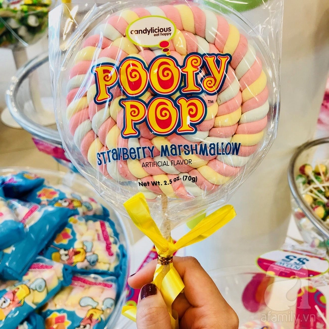 Tại Candylicious bạn có thể tìm thấy những loại kẹo ngon lành, có hình dáng lạ dễ thương để mua về làm quà. Tại Candylicious bạn có thể tìm thấy những loại kẹo ngon lành, có hình dáng lạ dễ thương để mua về làm quà.