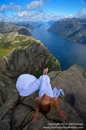 Chênh vênh trên mỏm đá ở Preikestolen, Na Uy.