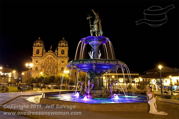 Quảng trường Plaza de Armas ở Peru lung linh về đêm.