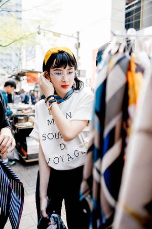 Cô ở tại một khách sạn nằm ngay tại trung tâm mua sắm sầm uất Myeongdong. Đây là con đường mỹ phẩm, thời trang, thức ăn đường phố nổi tiếng, thích hợp để mua quà tặng gia đình và bạn bè. Đây cũng là nơi các tín đồ thời trang hội ngộ mỗi năm 2 lần khi diễn ra Seoul Fashion Week. Theo gợi ý của cô, mọi người nếu tới đây hãy ăn kem hoa hồng, uống nước lựu, gà nướng, tokbokki… Cô ở tại một khách sạn nằm ngay tại trung tâm mua sắm sầm uất Myeongdong. Đây là con đường mỹ phẩm, thời trang, thức ăn đường phố nổi tiếng, thích hợp để mua quà tặng gia đình và bạn bè. Đây cũng là nơi các tín đồ thời trang hội ngộ mỗi năm 2 lần khi diễn ra Seoul Fashion Week. Theo gợi ý của cô, mọi người nếu tới đây hãy ăn kem hoa hồng, uống nước lựu, gà nướng, tokbokki…