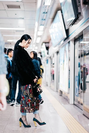 Điểm thú vị trong chuyến đi lần này là cô di chuyển toàn bộ bằng tàu điện ngầm. Angela Phương Trinh hòa vào dòng người tấp nập cư dân Seoul và hiểu hơn về văn hoá hàng ngày của mọi người ở thành phố này. Sau buổi chụp ảnh tại Dongdaemun, Trinh cùng ê-kíp đi ăn món bạch tuộc sống, được bán phá phổ biến trong các nhà hàng thịt nướng tại Hàn Quốc. Cô chỉ ăn được xúc tua bạch tuộc và cho rằng món này không quá ngon. Điểm thú vị trong chuyến đi lần này là cô di chuyển toàn bộ bằng tàu điện ngầm. Angela Phương Trinh hòa vào dòng người tấp nập cư dân Seoul và hiểu hơn về văn hoá hàng ngày của mọi người ở thành phố này. Sau buổi chụp ảnh tại Dongdaemun, Trinh cùng ê-kíp đi ăn món bạch tuộc sống, được bán phá phổ biến trong các nhà hàng thịt nướng tại Hàn Quốc. Cô chỉ ăn được xúc tua bạch tuộc và cho rằng món này không quá ngon.