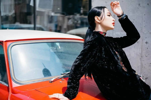 Ngày thứ 2, Angela Phương Trinh thực hiện những buổi chụp ảnh đầu tiên của cô tại Seoul, vừa thể hiện phong cách thời trang Trinh theo đuổi, vừa để giới thiệu về bộ sưu tập IT Girl ra mắt ngày 23/4 của Trinh. Cô đã đi khắp các con phố tìm kiếm những góc phố đẹp để thực hiện bộ ảnh lần này. Ngày thứ 2, Angela Phương Trinh thực hiện những buổi chụp ảnh đầu tiên của cô tại Seoul, vừa thể hiện phong cách thời trang Trinh theo đuổi, vừa để giới thiệu về bộ sưu tập IT Girl ra mắt ngày 23/4 của Trinh. Cô đã đi khắp các con phố tìm kiếm những góc phố đẹp để thực hiện bộ ảnh lần này.