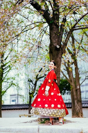 Buổi chiều, nữ diễn viên tới Gyeongbokgung, mặc bộ hanbok truyền thống của Hàn Quốc. Cô cho rằng đây là một trong những địa điểm "phải đến" khi tới Seoul. Vào đây ngoài việc tham quan, du khách có thể thân thành các cô gái Hàn trong trang phục truyền thống của xứ kim chi. Buổi chiều, nữ diễn viên tới Gyeongbokgung, mặc bộ hanbok truyền thống của Hàn Quốc. Cô cho rằng đây là một trong những địa điểm "phải đến" khi tới Seoul. Vào đây ngoài việc tham quan, du khách có thể thân thành các cô gái Hàn trong trang phục truyền thống của xứ kim chi.