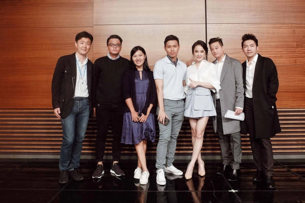 Sáng ngày thứ 3 tại Seoul, Trinh cùng hai đạo diễn Bảo Nhân và Nam Cito có lịch gặp đạo diễn và nhà sản xuất của bộ phim "She Was Pretty" tại đài MBC World. Vừa đặt chân đến MBC, Trinh bị choáng ngợp trước quy mô của đài truyền hình lớn nhất nhì xứ kim chi. Nơi đây tập trung nhiều trường quay, phim trường cùng nhiều thiết bị quay hình hiện đại, trường quay rộng lớn để dựng nhiều bối cảnh khác nhau cùng một lúc. Sáng ngày thứ 3 tại Seoul, Trinh cùng hai đạo diễn Bảo Nhân và Nam Cito có lịch gặp đạo diễn và nhà sản xuất của bộ phim "She Was Pretty" tại đài MBC World. Vừa đặt chân đến MBC, Trinh bị choáng ngợp trước quy mô của đài truyền hình lớn nhất nhì xứ kim chi. Nơi đây tập trung nhiều trường quay, phim trường cùng nhiều thiết bị quay hình hiện đại, trường quay rộng lớn để dựng nhiều bối cảnh khác nhau cùng một lúc.