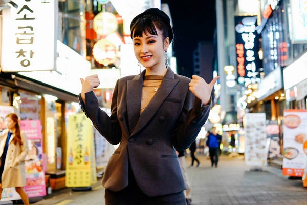 Tối hôm đó, cô cùng mọi người dành thời gian đi mua sắm, dạo các con phố của Myeongdong, tranh thủ mua thêm nhiều mặt nạ, mỹ phẩm về cho bạn bè, người thân. Họ mua sắm tới nửa đêm và chạy vội lên chuyến tàu điện ngầm cuối cùng trong ngày. Tối hôm đó, cô cùng mọi người dành thời gian đi mua sắm, dạo các con phố của Myeongdong, tranh thủ mua thêm nhiều mặt nạ, mỹ phẩm về cho bạn bè, người thân. Họ mua sắm tới nửa đêm và chạy vội lên chuyến tàu điện ngầm cuối cùng trong ngày.