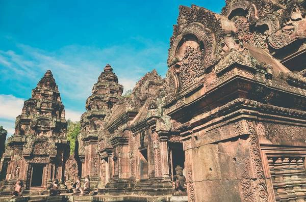 Ngôi đền cuối cùng, bé nhỏ nhất và nổi tiếng xinh đẹp trong quần thể Angkor là Banteay Srei. Đây không phải là một ngôi đền điển hình ở Angkor, vì nó nằm xa những di tích lớn khoảng 25 km. Ngôi đền cuối cùng, bé nhỏ nhất và nổi tiếng xinh đẹp trong quần thể Angkor là Banteay Srei. Đây không phải là một ngôi đền điển hình ở Angkor, vì nó nằm xa những di tích lớn khoảng 25 km.