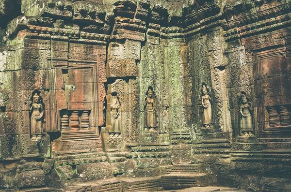 Đền Banteay Srei được xây chủ yếu bằng đá sa thạch đỏ, một chất pha màu được thêm vào những bức điêu khắc trang trí tỉ mỉ trên tường, mà ngày nay vẫn còn nhìn thấy được. Đền Banteay Srei được xây chủ yếu bằng đá sa thạch đỏ, một chất pha màu được thêm vào những bức điêu khắc trang trí tỉ mỉ trên tường, mà ngày nay vẫn còn nhìn thấy được.