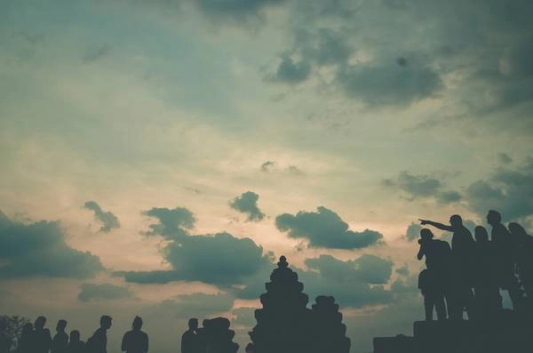 Đoàn khách du lịch đứng đợi hoàng hôn trên ngôi đền Phnom Bakheng được xây dựng trên một ngọn đồi nằm giữa Angkor Wat và Angkor Thom. Đây là trung tâm của vương quốc Khmer đầu tiên ở Angkor, gọi là Yasodharapura, là một ngôi đền Hindu dưới dạng núi đền với chiều cao 65 m. Đoàn khách du lịch đứng đợi hoàng hôn trên ngôi đền Phnom Bakheng được xây dựng trên một ngọn đồi nằm giữa Angkor Wat và Angkor Thom. Đây là trung tâm của vương quốc Khmer đầu tiên ở Angkor, gọi là Yasodharapura, là một ngôi đền Hindu dưới dạng núi đền với chiều cao 65 m.