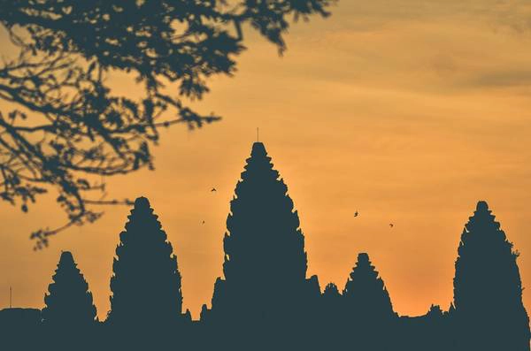Tới Angkor, ai cũng muốn ngắm hoàng hôn và bình mình nơi này. Hoàng hôn khi phủ bóng xuống những ngôi đền mang lại sự huyền bí không thể lẫn với bất cứ đâu. Tới Angkor, ai cũng muốn ngắm hoàng hôn và bình mình nơi này. Hoàng hôn khi phủ bóng xuống những ngôi đền mang lại sự huyền bí không thể lẫn với bất cứ đâu.
