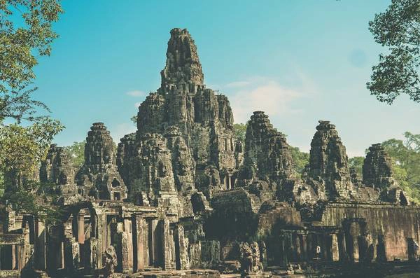 Đền Bayon tạo cho du khách cảm giác bay bổng, và chinh phục họ hoàn toàn bởi vẻ đẹp mẫu mực và đầy sống động. Ngôi đền được tạo thành bởi 50 ngọn tháp bằng đá. Cốt lõi của nó là một quần thể kiến trúc được xây dựng kiểu bậc thang với 16 bảo tháp hạng trung, và nhiều tháp nhỏ liên kết với nhau. Đền Bayon tạo cho du khách cảm giác bay bổng, và chinh phục họ hoàn toàn bởi vẻ đẹp mẫu mực và đầy sống động. Ngôi đền được tạo thành bởi 50 ngọn tháp bằng đá. Cốt lõi của nó là một quần thể kiến trúc được xây dựng kiểu bậc thang với 16 bảo tháp hạng trung, và nhiều tháp nhỏ liên kết với nhau.