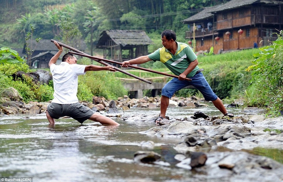 Làng kungfu: Nằm sâu trong núi ở Thiên Trụ, tỉnh Quý Châu, làng Guaxi Dong là nơi sinh sống của người dân tộc Đồng. Điều đặc biệt là tất cả cư dân trong làng, từ người già tới trẻ con, cả nam và nữ đều biết võ kungfu. Ảnh: Kungfu Magazine.