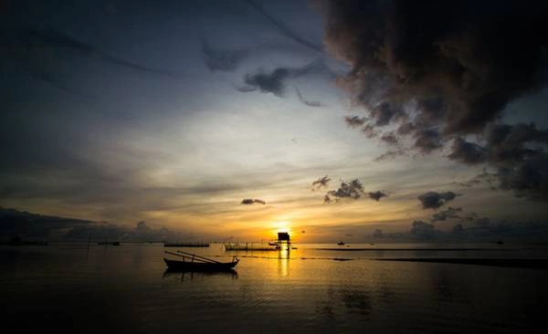 Cảm nhận đầu tiên khi đến làng chài Hàm Ninh là ta như được trở về hồi xưa, nơi chỉ có trong các câu chuyện dân gian. Cuộc sống ở đây gần như còn giữ nguyên vẻ hoang sơ với nhà tranh, vách tre tạm bợ. Ảnh: Quang Lê.