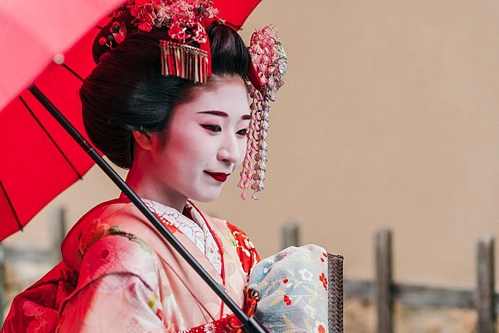 Geisha làm việc ở quận Gion. Ảnh: Envato.