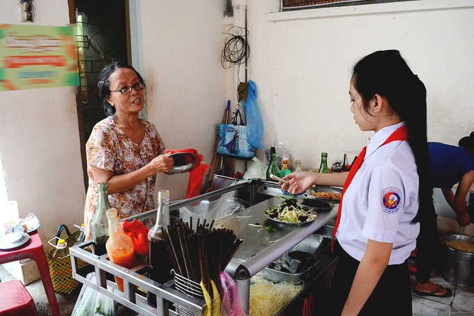 Gỏi khô bò ông Năm Quán nằm trong một căn nhà nhỏ trên đường Nguyễn Văn Thủ, quận 1. Chủ là ông Năm, người gốc Sài Gòn. Khiêm tốn khi được hỏi đến, ông chủ chia sẻ gỏi khô bò của mình "cũng bình thường" như những hàng quán khác. Thế nhưng đây là địa chỉ không thể bỏ qua với người yêu thích món ăn vặt này. Hiện ông Năm không còn đứng bán. Thay vào vị trí của ông là cô Vân, con gái ông Năm. Theo cô Vân, ông bắt đầu bán từ hồi còn thanh niên. Lúc đầu, ông bán trên vỉa hè đường Đinh Tiên Hoàng nhưng chỉ là một xe đẩy bình thường, "từ sau 1975 thì dời về chỗ này bán cho tới giờ". Gỏi khô bò ông Năm Quán nằm trong một căn nhà nhỏ trên đường Nguyễn Văn Thủ, quận 1. Chủ là ông Năm, người gốc Sài Gòn. Khiêm tốn khi được hỏi đến, ông chủ chia sẻ gỏi khô bò của mình "cũng bình thường" như những hàng quán khác. Thế nhưng đây là địa chỉ không thể bỏ qua với người yêu thích món ăn vặt này. Hiện ông Năm không còn đứng bán. Thay vào vị trí của ông là cô Vân, con gái ông Năm. Theo cô Vân, ông bắt đầu bán từ hồi còn thanh niên. Lúc đầu, ông bán trên vỉa hè đường Đinh Tiên Hoàng nhưng chỉ là một xe đẩy bình thường, "từ sau 1975 thì dời về chỗ này bán cho tới giờ".