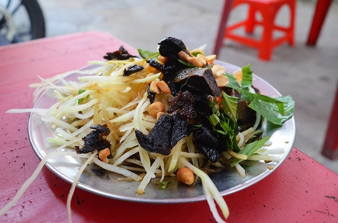 Trải qua hàng chục năm, quán vẫn không bày bảng hiệu nhưng nhắc tới gỏi khô bò thì hầu như tín đồ ẩm thực nào cũng biết quán ông Năm. Mỗi đĩa khô bò có giá 16.000 đồng nếu ăn tại chỗ và 18.000 đồng nếu mua mang về. Món ăn gây ấn tượng bởi miếng bò thơm và béo. Trải qua hàng chục năm, quán vẫn không bày bảng hiệu nhưng nhắc tới gỏi khô bò thì hầu như tín đồ ẩm thực nào cũng biết quán ông Năm. Mỗi đĩa khô bò có giá 16.000 đồng nếu ăn tại chỗ và 18.000 đồng nếu mua mang về. Món ăn gây ấn tượng bởi miếng bò thơm và béo.