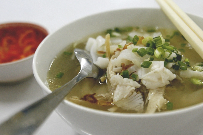Thực đơn của quán có nhiều món như hủ tiếu gà, bò kho... được chế biến theo phong cách Hoa - Việt. Trong đó, món được khách yêu thích nhất là hủ tiếu cá. Giá cho một phần từ 70.000 đồng. Nhiều khách nhận xét khẩu phần cơ bản của một tô hủ tiếu tại đây khá ít. Thực đơn của quán có nhiều món như hủ tiếu gà, bò kho... được chế biến theo phong cách Hoa - Việt. Trong đó, món được khách yêu thích nhất là hủ tiếu cá. Giá cho một phần từ 70.000 đồng. Nhiều khách nhận xét khẩu phần cơ bản của một tô hủ tiếu tại đây khá ít.