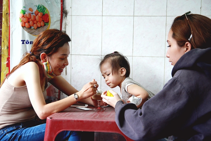 Kem nhãn chú Tám Địa chỉ này nằm trong chợ Đa Kao, trên đường Trương Hán Siêu, quận 1. Quán mở từ hơn 30 năm trước và là địa chỉ quen thuộc của nhiều thế hệ học sinh ở quanh khu vực. Hiện khách muốn tìm đến quán dễ dàng bị nhầm lẫn với một quán kem nằm sát bên nhưng nếu để ý bạn sẽ thấy tấm bảng ghi rõ tên quán. Kem nhãn chú Tám Địa chỉ này nằm trong chợ Đa Kao, trên đường Trương Hán Siêu, quận 1. Quán mở từ hơn 30 năm trước và là địa chỉ quen thuộc của nhiều thế hệ học sinh ở quanh khu vực. Hiện khách muốn tìm đến quán dễ dàng bị nhầm lẫn với một quán kem nằm sát bên nhưng nếu để ý bạn sẽ thấy tấm bảng ghi rõ tên quán.