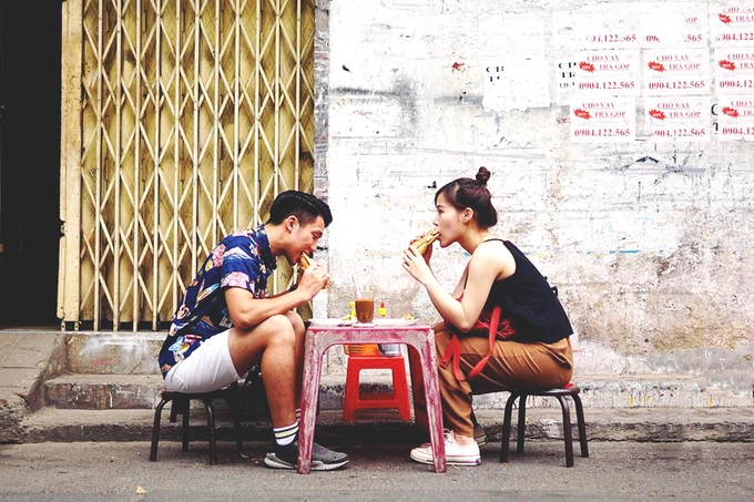 Bánh mì Hoà Mã Quán bánh mì chảo lâu năm nhất nhì thành phố nằm trên đường Cao Thắng, quận 3. Mở cửa từ năm 1958 đến nay, quán vẫn bán bên đường như phong cách của nhiều hàng quán ở Sài Gòn. Có người ăn ở đây từ hồi còn nhỏ cho đến lúc đã lập gia đình vẫn quay lại. Đây cũng là địa chỉ được nhiều du khách nước ngoài tìm đến. Khách đến sẽ thưởng thức món ăn trên bàn ghế nhựa được xếp ở hai bên của một con hẻm. Ảnh: Drummer & Pink Elephant. Bánh mì Hoà Mã Quán bánh mì chảo lâu năm nhất nhì thành phố nằm trên đường Cao Thắng, quận 3. Mở cửa từ năm 1958 đến nay, quán vẫn bán bên đường như phong cách của nhiều hàng quán ở Sài Gòn. Có người ăn ở đây từ hồi còn nhỏ cho đến lúc đã lập gia đình vẫn quay lại. Đây cũng là địa chỉ được nhiều du khách nước ngoài tìm đến. Khách đến sẽ thưởng thức món ăn trên bàn ghế nhựa được xếp ở hai bên của một con hẻm. Ảnh: Drummer & Pink Elephant.