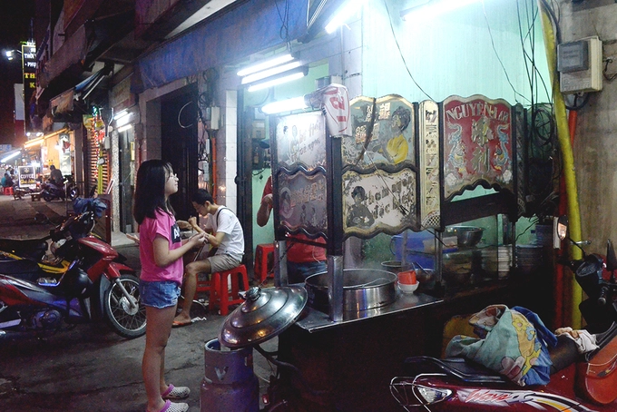 Mì Nguyên Lợi Người dân sống gần khu vực đường Xô Viết Nghệ Tĩnh, quận Bình Thạnh thường thấy có một gian nhà luôn mở cửa 24h, phía trước là chiếc xe bằng gỗ chất đầy dụng cụ nấu nướng. Đó là quán mì đã có thâm niên hơn 50 năm của cặp vợ chồng gốc Hoa. Quán mở từ những năm đầu thập niên 1960, hút khách nhờ món mì hoành thánh, lớp vỏ thơm và không bị nhão. Thịt bên trong được nêm khéo léo, thơm nồng mùi tiêu sọ. Mì Nguyên Lợi Người dân sống gần khu vực đường Xô Viết Nghệ Tĩnh, quận Bình Thạnh thường thấy có một gian nhà luôn mở cửa 24h, phía trước là chiếc xe bằng gỗ chất đầy dụng cụ nấu nướng. Đó là quán mì đã có thâm niên hơn 50 năm của cặp vợ chồng gốc Hoa. Quán mở từ những năm đầu thập niên 1960, hút khách nhờ món mì hoành thánh, lớp vỏ thơm và không bị nhão. Thịt bên trong được nêm khéo léo, thơm nồng mùi tiêu sọ.