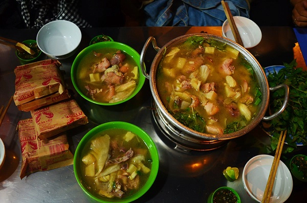 Thịt gà ăn kèm măng tươi, kẹp vài cọng lá é rồi chấm vào chén muối tiêu chanh cho đậm đà. Húp thêm một muỗng nước lẩu nóng hổi, bạn sẽ cảm nhận được vị ngọt bùi, cay nồng hòa quyện vào nhau. Một phần lẩu giá 200.000 đồng bao gồm nửa con gà chặt sẵn, một đĩa bún tươi, một đĩa nấm, một đĩa rau lá é. Thịt gà ăn kèm măng tươi, kẹp vài cọng lá é rồi chấm vào chén muối tiêu chanh cho đậm đà. Húp thêm một muỗng nước lẩu nóng hổi, bạn sẽ cảm nhận được vị ngọt bùi, cay nồng hòa quyện vào nhau. Một phần lẩu giá 200.000 đồng bao gồm nửa con gà chặt sẵn, một đĩa bún tươi, một đĩa nấm, một đĩa rau lá é.