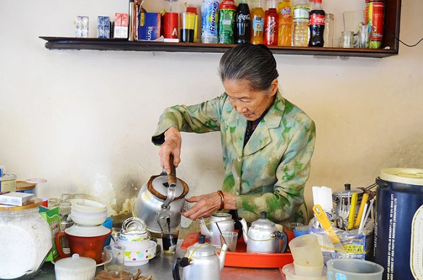 Cà phê vợt bà Năm Nơi đây là điểm hẹn nổi tiếng dành cho người thích uống cà phê vợt ở Đà Lạt. Hơn 50 năm qua, quán vẫn không một ngày ngơi nghỉ từ lúc bán ở bến xe, cho đến khi chuyển về đường Phan Bội Châu như hiện tại. Chủ quán là bà Năm. Tuy tuổi đã ngoài 80, bà vẫn đứng chế cà phê cho khách mỗi ngày. Cà phê vợt bà Năm Nơi đây là điểm hẹn nổi tiếng dành cho người thích uống cà phê vợt ở Đà Lạt. Hơn 50 năm qua, quán vẫn không một ngày ngơi nghỉ từ lúc bán ở bến xe, cho đến khi chuyển về đường Phan Bội Châu như hiện tại. Chủ quán là bà Năm. Tuy tuổi đã ngoài 80, bà vẫn đứng chế cà phê cho khách mỗi ngày.
