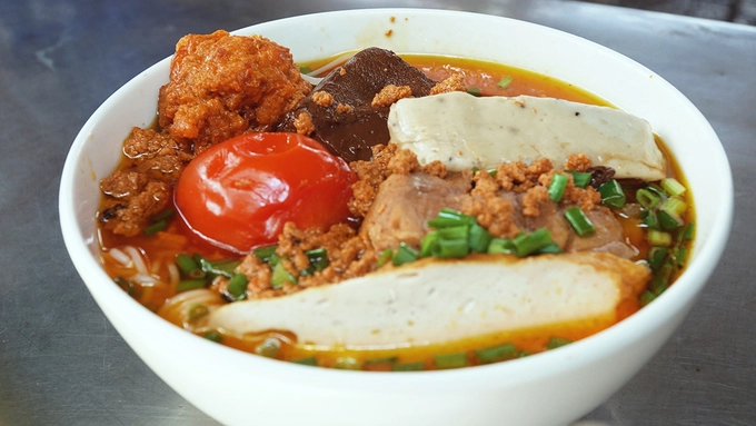 Sau khi gọi món, thực khách sẽ được phục vụ một đĩa rau trụng hoặc sống theo sở thích. Điểm nổi bật làm nên tên tuổi của tô bún quán này là phần ăn nhiều riêu cua và tôm, miếng giò heo lớn. So với những nơi khác, cà chua ở đây không xắt miếng nhỏ mà để nguyên trái. Bạn có thể vớt ra chén nhỏ và dầm với các loại đồ nêm để thưởng thức. Hiện một tô bún đầy đủ có giá 50.000 đồng kèm trà đá, khăn giấy lạnh. Sau khi gọi món, thực khách sẽ được phục vụ một đĩa rau trụng hoặc sống theo sở thích. Điểm nổi bật làm nên tên tuổi của tô bún quán này là phần ăn nhiều riêu cua và tôm, miếng giò heo lớn. So với những nơi khác, cà chua ở đây không xắt miếng nhỏ mà để nguyên trái. Bạn có thể vớt ra chén nhỏ và dầm với các loại đồ nêm để thưởng thức. Hiện một tô bún đầy đủ có giá 50.000 đồng kèm trà đá, khăn giấy lạnh.