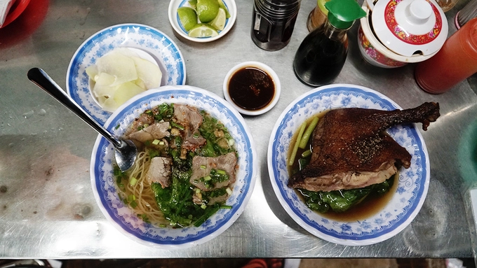Mì vịt tiềm là món được nhiều khách săn đón và nhanh chóng “cháy hàng” dù tiệm mở đến tối muộn. Nhắc đến món nay, người từng thử qua đều nhớ đến bộ ba: đu đủ bào, tương ngọt và xốt mù tạt. Đây là một trong những điểm riêng của tiệm. Khách có thể gọi miếng đùi vịt riêng với giá 79.000 đồng. Mì vịt tiềm là món được nhiều khách săn đón và nhanh chóng “cháy hàng” dù tiệm mở đến tối muộn. Nhắc đến món nay, người từng thử qua đều nhớ đến bộ ba: đu đủ bào, tương ngọt và xốt mù tạt. Đây là một trong những điểm riêng của tiệm. Khách có thể gọi miếng đùi vịt riêng với giá 79.000 đồng.