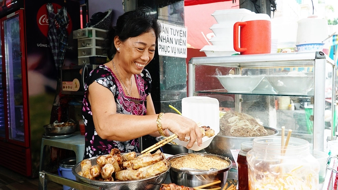 Bún thịt nướng chị Tuyền Theo lời kể của chủ quán hiện tại, quán bún thịt nướng này khởi đầu cách đây 40 năm. "Hồi đó, mẹ tôi bán bún trên gánh, ở vỉa hè quận 1. Tôi kế thừa quán được gần 20 năm nay", chủ quán cho hay. Hiện, quán nằm ở một gian nhà nhỏ trên đường Cô Giang, quận 1. Bún thịt nướng chị Tuyền Theo lời kể của chủ quán hiện tại, quán bún thịt nướng này khởi đầu cách đây 40 năm. "Hồi đó, mẹ tôi bán bún trên gánh, ở vỉa hè quận 1. Tôi kế thừa quán được gần 20 năm nay", chủ quán cho hay. Hiện, quán nằm ở một gian nhà nhỏ trên đường Cô Giang, quận 1.