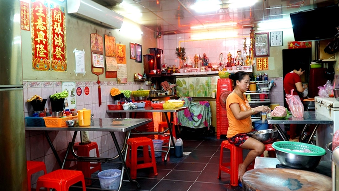 Thiệu Ký Trong một con hẻm nhỏ trên đường Lê Đại Hành, quận 11, tiệm mì "cha truyền con nối" đã phục vụ nhiều thế hệ người Sài Gòn suốt hơn 70 năm qua. Theo lời kể, chủ đầu tiên của xe mì này là ông Tư Ky. Ông di cư sang Việt Nam lập nghiệp vào những năm 30 của thế kỷ trước. Khởi đầu là một gánh mì nhỏ bán quanh khúc giao lộ Thuận Kiều, Trần Quý, Hòa Hảo (quận 11, TP HCM). Sau khi buôn bán một thời gian và dành dụm được ít tiền, ông kiếm gỗ rồi tự đóng thành xe mì đẩy đi bán xung quanh khu vực. Tiệm này nổi tiếng với sợi mì tự làm, được nhiều thực khách đánh giá là mềm mà không bở. Thiệu Ký Trong một con hẻm nhỏ trên đường Lê Đại Hành, quận 11, tiệm mì "cha truyền con nối" đã phục vụ nhiều thế hệ người Sài Gòn suốt hơn 70 năm qua. Theo lời kể, chủ đầu tiên của xe mì này là ông Tư Ky. Ông di cư sang Việt Nam lập nghiệp vào những năm 30 của thế kỷ trước. Khởi đầu là một gánh mì nhỏ bán quanh khúc giao lộ Thuận Kiều, Trần Quý, Hòa Hảo (quận 11, TP HCM). Sau khi buôn bán một thời gian và dành dụm được ít tiền, ông kiếm gỗ rồi tự đóng thành xe mì đẩy đi bán xung quanh khu vực. Tiệm này nổi tiếng với sợi mì tự làm, được nhiều thực khách đánh giá là mềm mà không bở.