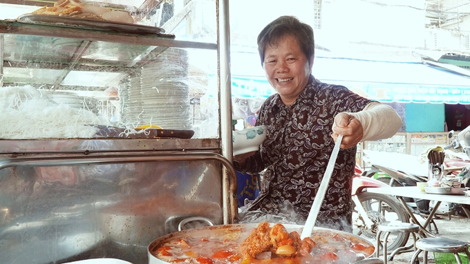 Bún riêu cô Nga Quán bún riêu của cô Nga nằm trên đường Nguyễn Văn Hào, quận 4, mở cửa từ năm 1988 và đã hai lần dời vị trí. Bún riêu cô Nga Quán bún riêu của cô Nga nằm trên đường Nguyễn Văn Hào, quận 4, mở cửa từ năm 1988 và đã hai lần dời vị trí.