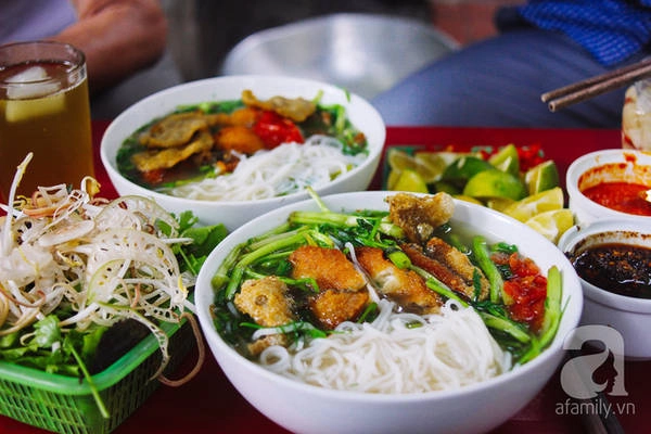 5-quan-bun-ca-o-ha-noi-ngon-khien-muc-an-mot-lan-la-me-ngay-tap-tu-ivivu-1