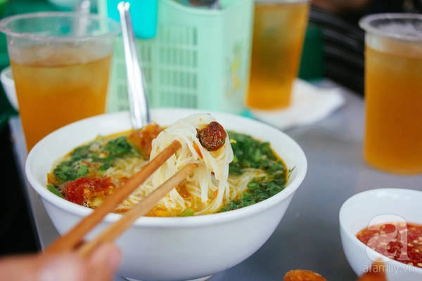 5-quan-bun-ca-o-ha-noi-ngon-khien-muc-an-mot-lan-la-me-ngay-tap-tu-ivivu-21