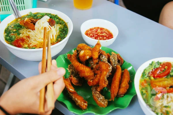 5-quan-bun-ca-o-ha-noi-ngon-khien-muc-an-mot-lan-la-me-ngay-tap-tu-ivivu-22