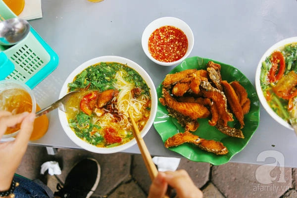 5-quan-bun-ca-o-ha-noi-ngon-khien-muc-an-mot-lan-la-me-ngay-tap-tu-ivivu-23
